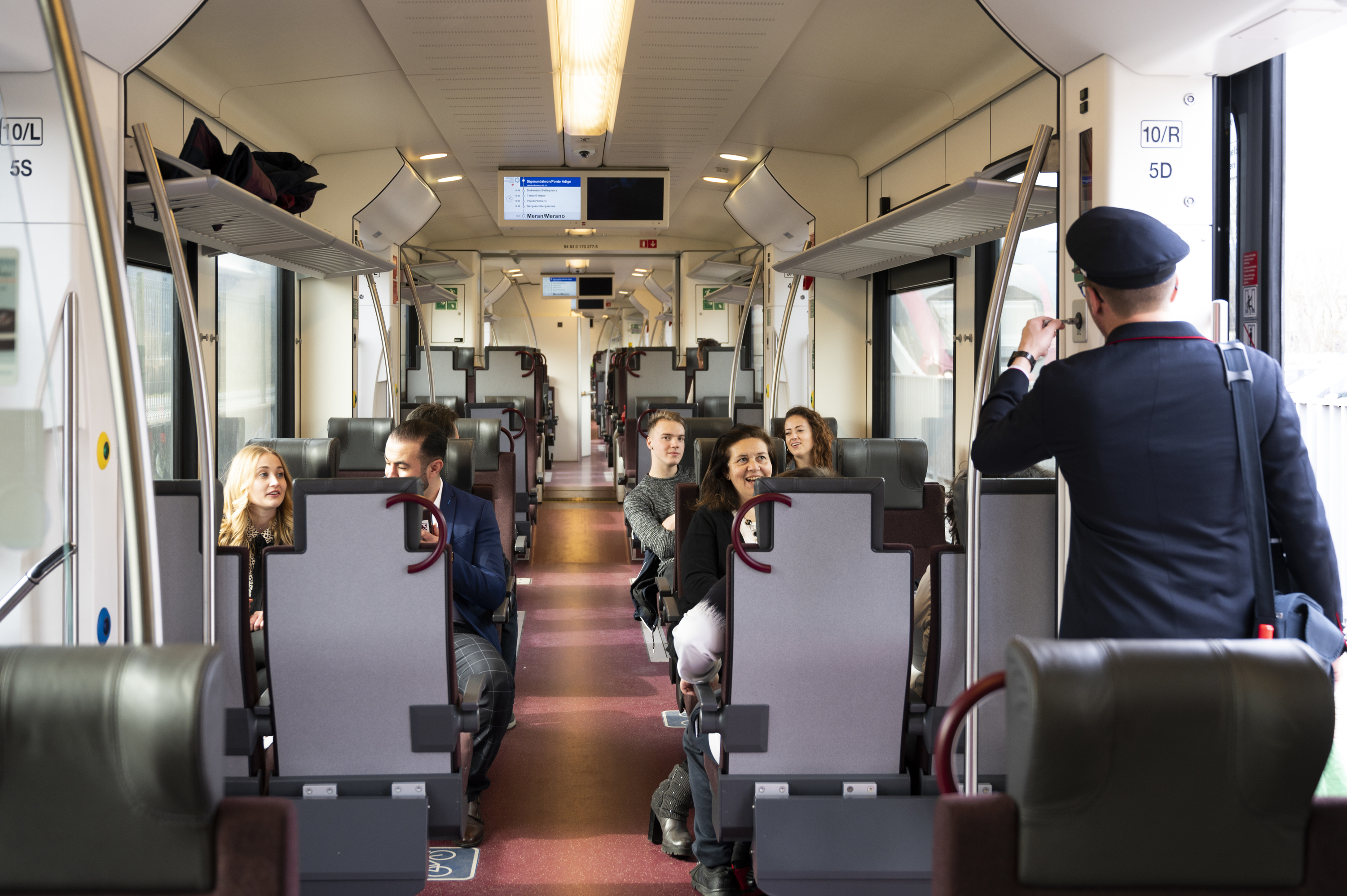 Fahrgäste in der Bahn