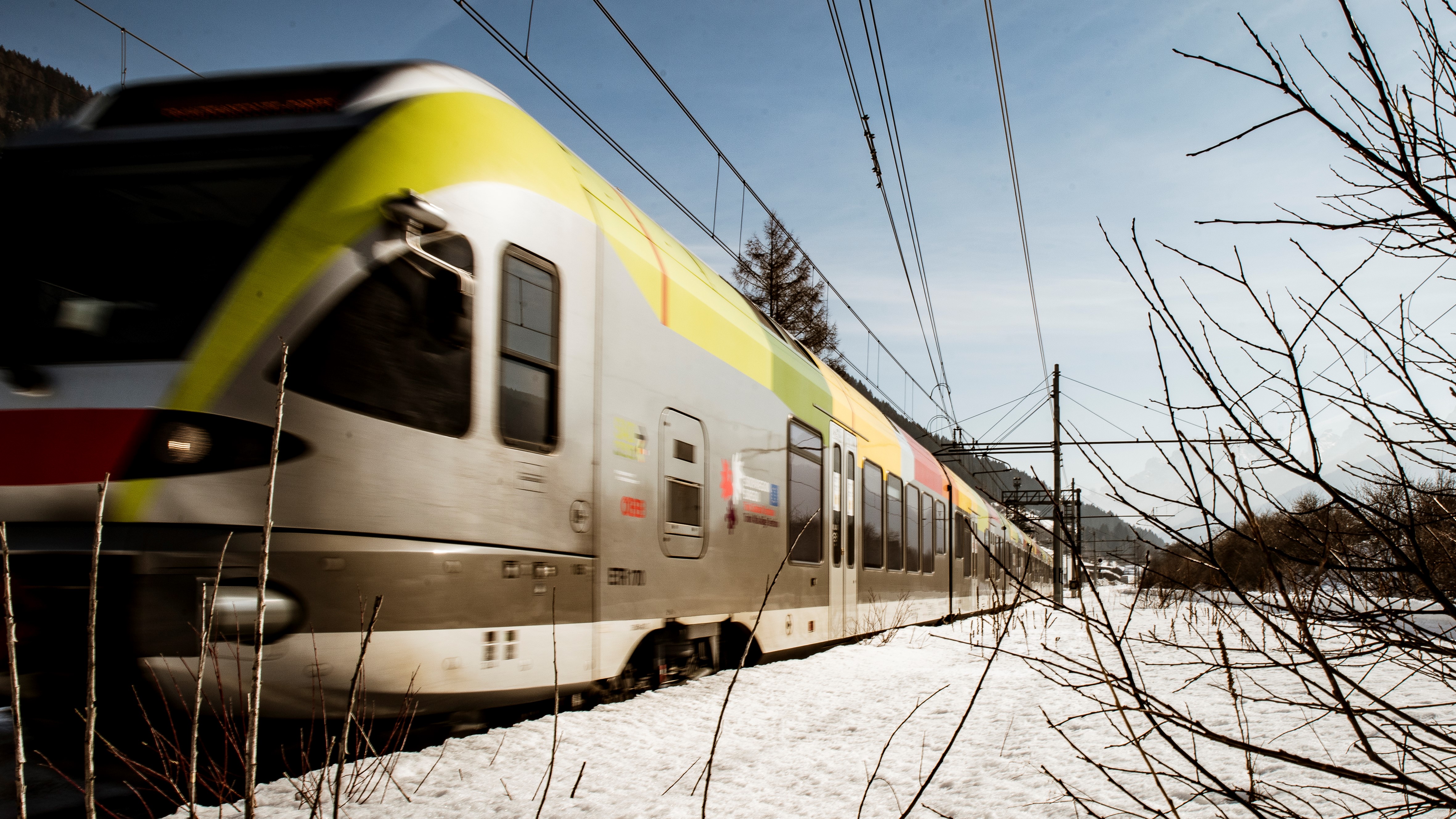 Die Pustertalbahn inmitten einer Winterlandschaft